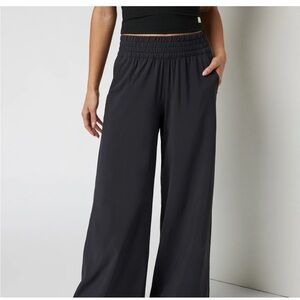 Vuori Women's Charcoal Wide-Leg Pants - short
